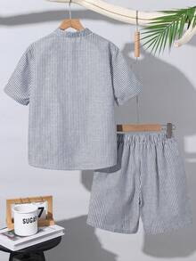 SHEIN 男童休闲假日韩版立领半拉链短袖上衣（带贴布），条纹梭织短裤两件套 - 藍色 - 查看 3