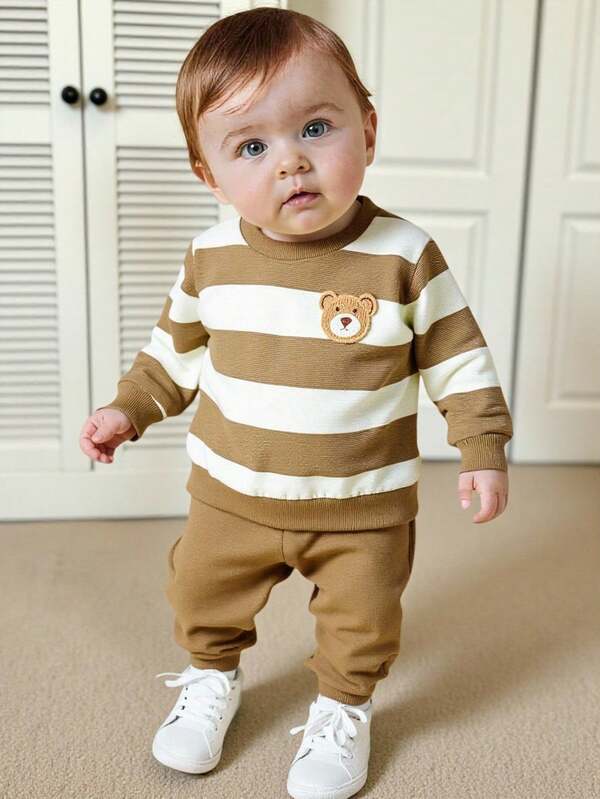 SHEIN Baby Jungen Frühling/Herbst gestreifter Rundhals Langarmoberteil mit niedlichem Bären Motiv, kombiniert mit einfarbig blauen Slim Fit Hosen, lässiger Outfit geeignet für Ausflüge, Zuhause, leichte Sportaktivitäten und Geburtstagsfeiern