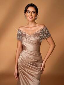 Serin 优雅奢华仿珍珠串珠刺绣蕾丝贴花缎面褶皱露肩袖美人鱼连衣裙，适合婚礼、派对、度假、舞会、新娘母亲晚礼服、情人节等场合。 - 香檳色 - 查看 3