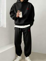 Claim Dot Klassiskt set med svart huvtröja och röd hästlogotyp, löst och avslappnad svart huvtröja och träningsbyxor