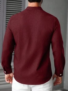 Manfinity CasualCool Áo sơ mi nam tay dài đơn hàng khuy đơn xếp ly thường ngày màu trơn - Màu Đỏ Sâu - Xem 2