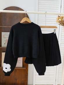 Ensemble pull court à épaules tombantes et jupe plissée avec broderie florale pour adolescentes, doux et confortable, convient pour le quotidien, l'extérieur, les voyages, les vacances, la maison, les soins aux enfants - Noir et Blanc - Voir 3
