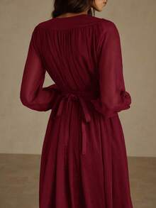 Revavyn 欧美风V领缎面腰带时尚百搭通勤长袖连衣裙，秋冬款 - 酒紅色 - 查看 2