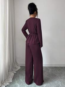 Elenzga 女士优雅高端正式办公通勤休闲曲线商务休闲纯色纹理面料叠层V领收腰褶裥大金属扣下摆开衩长袖衬衫+松紧腰宽松直筒裤套装 - 紫紅色 - 查看 2