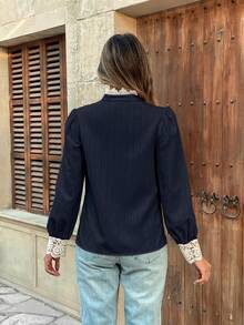 Pariaura Áo cánh nữ thanh lịch cổ đứng tay bồng phối ren tương phản, cài nút đơn - Xanh đậm - Xem 2