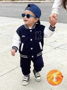 SHEIN Playful Pals 男婴棒球夹克裤套装（2件套），海军蓝针织纹理保暖内衬开襟棒球领插肩袖夹克，印有国王图案并绣有字母K，搭配白色针织条纹弹力腰休闲裤，适合假日、圣诞节等场合，是男婴必备的棒球运动服套装，包括男婴棒球夹克套装、男婴棒球服和男婴棒球夹克套装。