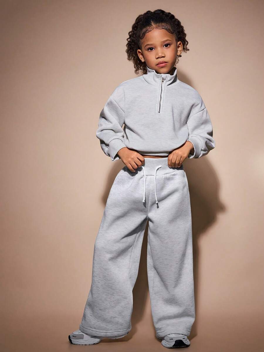 SHEIN Conjunto de 2 piezas de camisetas deportivas para niñas y niños pequeños, fabricadas en tela gris clara, con una camiseta deportiva de cuello alto con media cremallera y pantalones deportivos sueltos, suaves y cómodos, adecuados para el estilo deportivo casual de las niñas pequeñas, perfectos para el uso diario y las actividades al aire libre. - Gris Claro - Ver 1