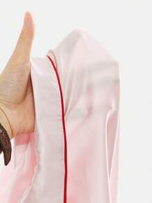 SHEIN Unity Conjunto de pijama de satén rosa con ribete rojo y adorno de plumas para otoño e invierno - Rosa - Ver 13