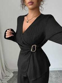 Elenzga 女士优雅高端正式办公通勤休闲曲线商务休闲纯色纹理面料叠层V领收腰褶裥大金属扣下摆开衩长袖衬衫+松紧腰宽松直筒裤套装 - 黑色 - 查看 3