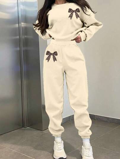 SHEIN 2 件奶油白色，复古别致豹纹蝴蝶结印花休闲宽松舒适圆领长袖运动衫和裤子套装，秋季服装，轻松舒适，少女秋季多层穿搭，时尚童装，休闲装，儿童图案服装，返校，秋装，返校节，适合户外野餐、街头摄影、居家、校园，清凉一夏