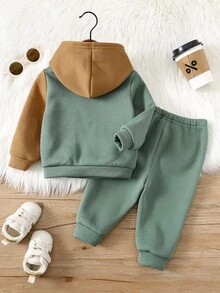 SHEIN 2 Stücke/Set Kleinkind Jungen/Mädchen Herbst & Winter Outfit, Patchwork Farbblock Kapuzenpullover Langarm Sweatshirt und Strickjose Set, bequem, lässig, täglicher süßer Buchstabengrafik einfacher Stil Basics, geeignet für Innen, Außen, Skifahren, tägliches Tragen, Sport, Spiel, Party, Fotoshooting, Urlaub