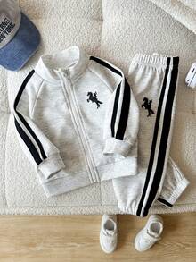 SHEIN 2件套男婴男女通用保暖印花长袖外套和松紧腰裤套装，适合通勤、上学、休闲、度假、运动、秋冬季穿着，尺码6个月至3岁，儿童服装，婴儿服装，幼儿T恤，幼儿裤子，婴儿运动服，男婴套装，婴儿街头服饰，婴儿休闲套装 - 灰色 - 查看 1