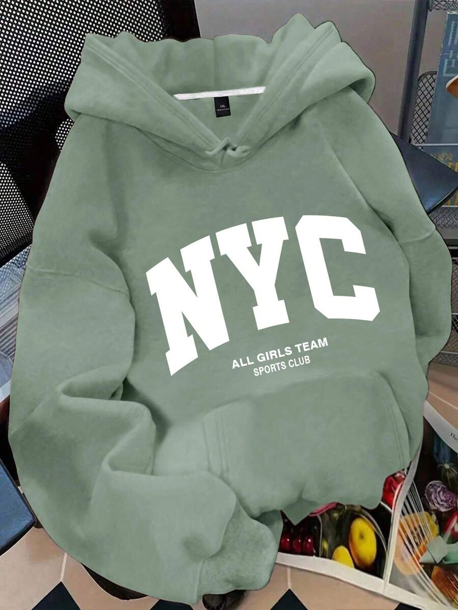 SHEIN MOOSTA 大码女式标语字母“NYC ALL GIRLS TEAM SPORTS CLUB”城市名称图案印花保暖抽绳卫衣，适合秋冬季穿着。 - 橄欖綠 - 查看 1