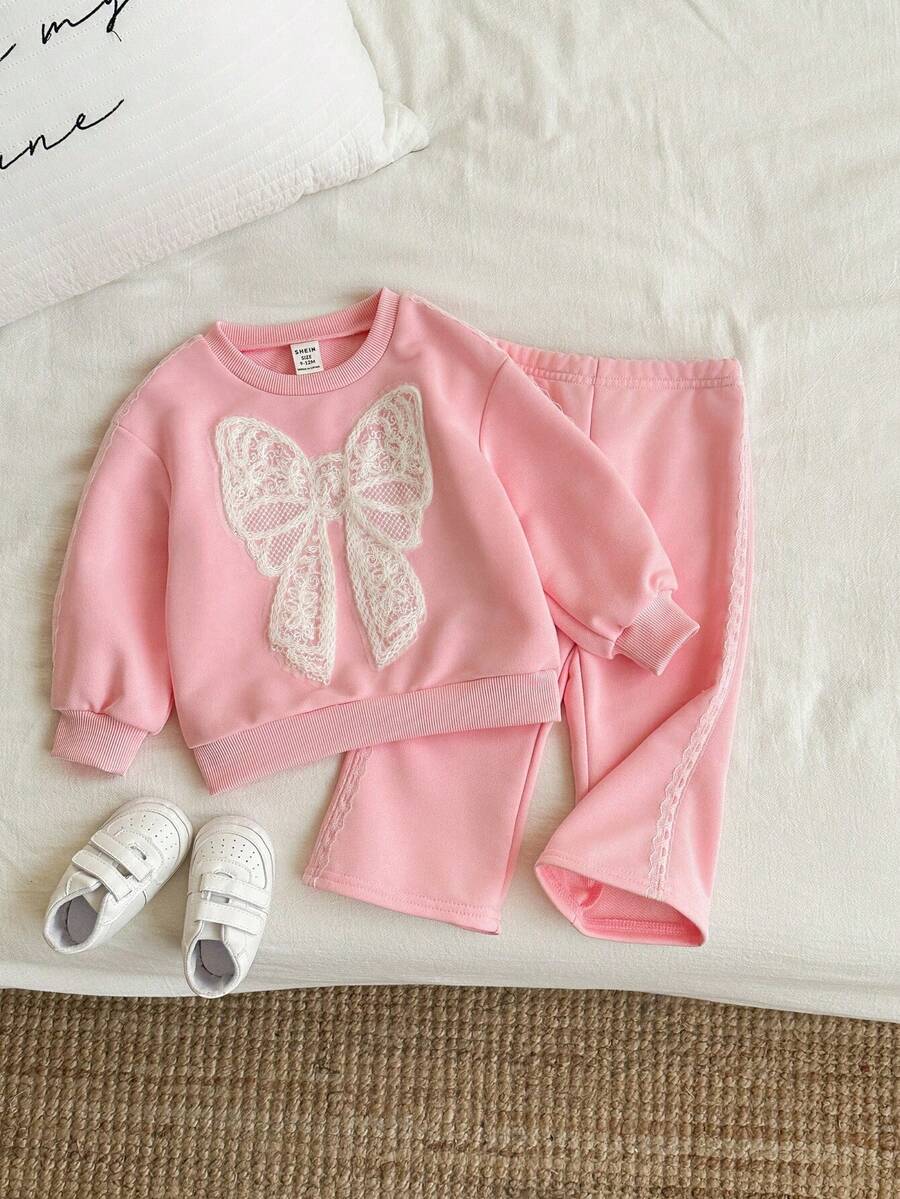 SHEIN Baby Girl Casual Cute Bow Back Round Neck Long Sleeve Lace Trim Sweatshirt And Lace Trim Bell-Bottom Pants, Suitable For Casual Everyday Wear In Autumn And Winter Pink Bow Baby Outfit Baby Girl Long Sleeve Set Baby Girl Sweat Set - Pink - View 1