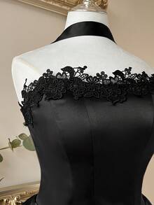 Lovelzi 优雅的法式奶油色缎面蕾丝领双层A字短款连衣裙，适合宴会、商务、宾客着装、正式场合。