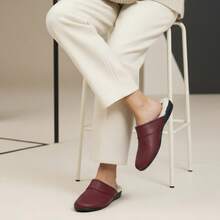 Pantufla tipo Mules para Mujer 100% Piel en Diferentes Tonos, Interior Forrado de Borrego Natural, Diseño Clásico y Atemporal, Suela Plana Antiderrapante, Máxima Comodidad y Calidez para Uso Diario en Temporada Otoño/Invierno, Material Premium de Fácil Limpieza, Ideal para Relajación en Casa, Oficina o Salidas Rápidas, Complemento Versátil y Sofisticado para tu Guardarropa - Burdeos - Ver 2