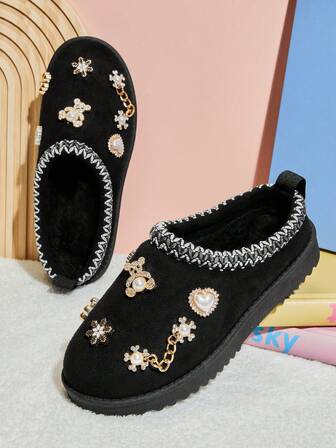 Mini mi #SparkleTribe Kinderklompen met parel- en berenbedel, decoratiestof, zwarte gevlochten kraag – een comfortabele touch voor vrolijke kleine stapjes