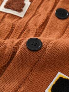 Manfinity Campus Court Cárdigan de punto casual de una hilera con bordado de letras de manga larga para hombre, otoño/invierno - Marrón - Ver 4