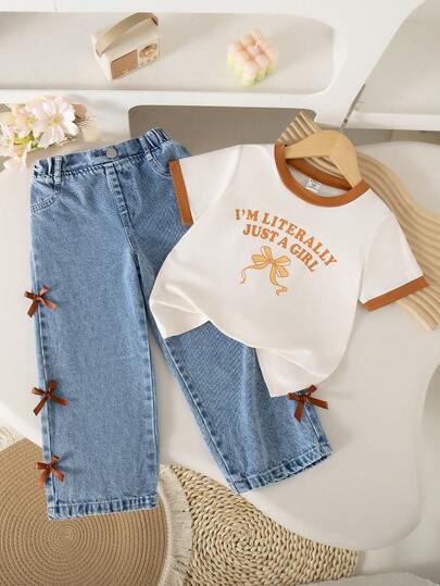 SHEIN Genkimix Kids Conjunto de verano casual y dulce para niñas pequeñas, que incluye: Camiseta con cuello simple, estampado de lazo inglés y empalme de color; Pantalones rectos de cintura elástica; Pantalones vaqueros largos con lazo lateral
