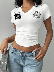 SHEIN EZwear 女式休闲运动 V 领数字和字母徽章印花短袖褶饰修身短款 T 恤，夏季 - 白色 - 查看 4