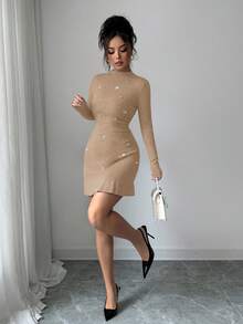 SHEIN Elenzya 秋冬新款针织镶钻立领长袖修身优雅荷叶边下摆女式毛衣连衣裙 - 卡其色 - 查看 3