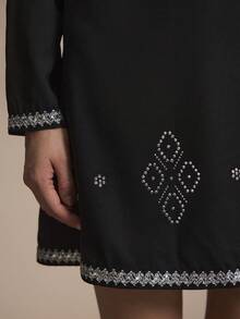 Chiquease Robe courte noire cintrée à la taille, style bohème Top de gamme pour femmes en automne/hiver, avec patchwork de rubans pailletés et ornements de strass - Noir - Voir 4