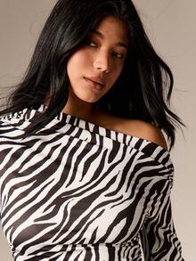 AiiRZ Blusa assimétrica de manga comprida com estampa de zebra, detalhe franzido na cintura e decote ombro a ombro. - Preto e Branco - Ver 5