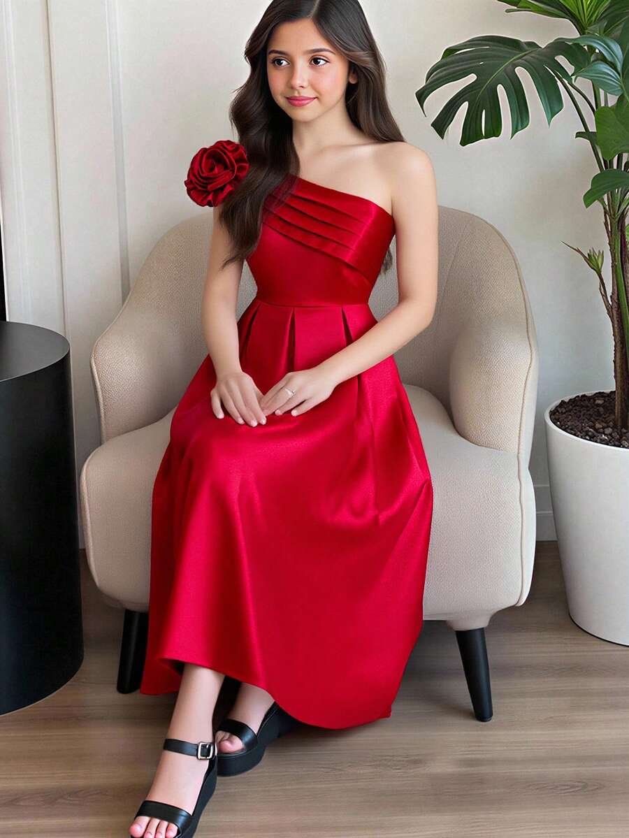 SHEIN Váy Maxi trễ vai xếp ly họa tiết hoa 3D thanh lịch dành cho bé gái tuổi mới lớn, váy dự tiệc màu đỏ rực rỡ thích hợp cho Giáng sinh, tiệc năm mới, đám cưới, váy phù dâu - Đỏ - Xem 1