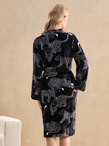 EverLounge 女士豹纹交叉裹身系带睡袍，时尚家居服，蓬松舒适，冬季必备 - 黑色 - 查看 2