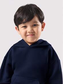 SUMWON 男童套头连帽衫和配套运动裤套装，带中央口袋，适合休闲和度假穿着。 - 藏蓝色 - 查看 5