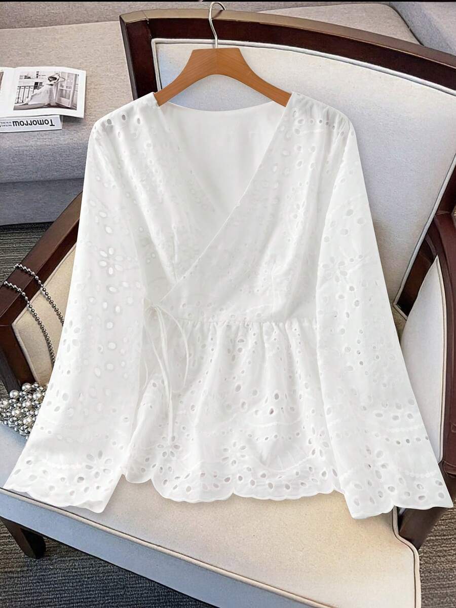 GlowEve CURVE 优雅刺绣镂空大码女式衬衫 - 白色 - 查看 1