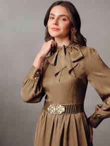 Anewsta 优雅通勤系带卡其色长袖缎面连衣裙（女款） - 卡其色 - 查看 5