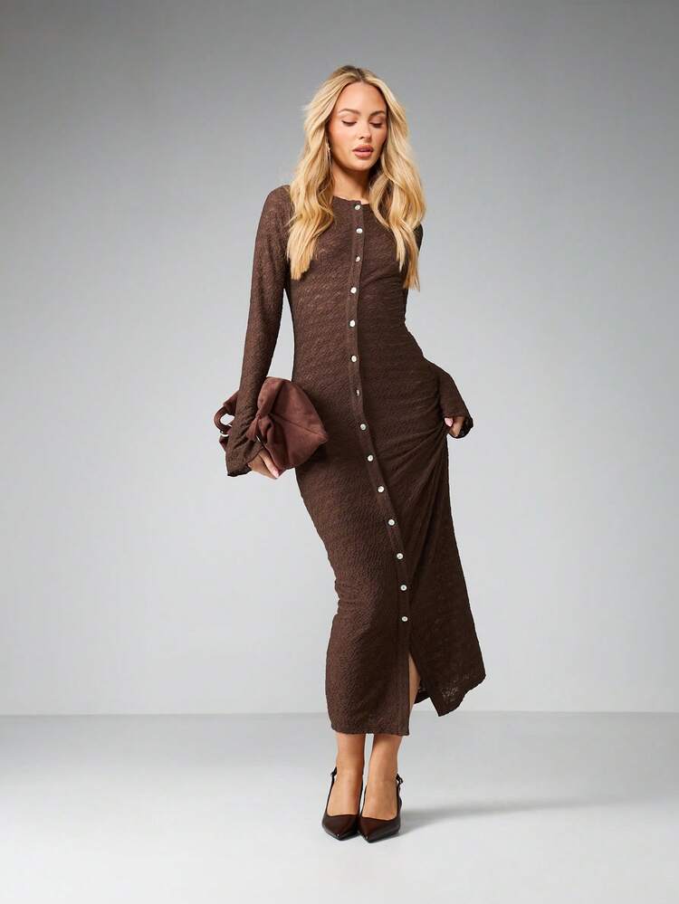 MISSGUIDED Braunes texturiertes Maxikleid mit langen Ärmeln und Knopfleiste, figurbetontes Kleid für Herbst und Winter