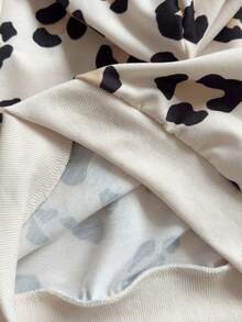 SHEIN 2pcs Young Girls Infant Kids Fashion Casual Chic Cool Beige Khaki All Over Black Leopard Cheetah Animal Print Pattern Long Sleeve Hooded Sweatshirt Hoodie Pullover Tops And Elastic Waist Sweatpants Joggers Pants Two Pieces Outfit Sets Tracksuit Thick Soft Clothes For Daily Wear School Streetwear Fall Autumn Winter - Multicolor - View 11