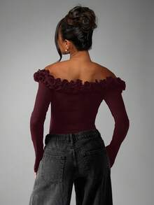 MISSGUIDED Body con hombros descubiertos, manga larga, ribete de volantes Bardot y detalle de aplicación de rosa - Burdeos - Ver 2