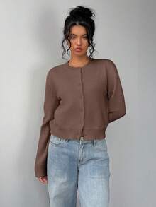 SHEIN BASICS 休闲纯色圆领长袖宽松短款女式开衫毛衣，保暖舒适，时尚百搭，适合日常通勤，奶油黄上衣，秋冬季必备 - 咖啡棕 - 查看 3