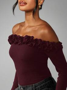 MISSGUIDED Body con hombros descubiertos, manga larga, ribete de volantes Bardot y detalle de aplicación de rosa - Burdeos - Ver 5