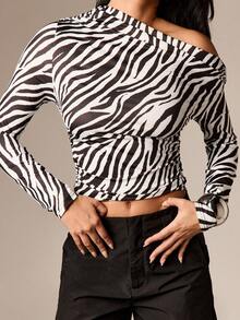 AiiRZ Blusa assimétrica de manga comprida com estampa de zebra, detalhe franzido na cintura e decote ombro a ombro. - Preto e Branco - Ver 4