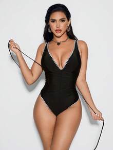 Shapewave 女士棕色系带露背连体泳衣，采用撞色花卉印花和深V领设计，腰部饰有褶皱，简约时尚的廓形，展现独特设计。 - 黑色 - 查看 4