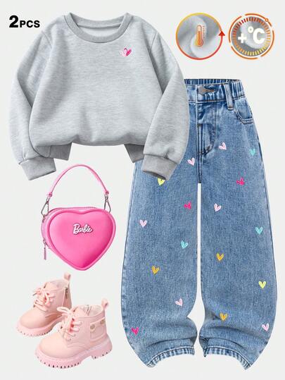 SHEIN ChillGRL 女童抓绒连帽衫和运动短裤两件套，包括一件可爱图案印花圆领卫衣和一条宽松做旧爱心印花牛仔短裤，适合所有季节穿着。