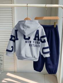 SHEIN 兒童2件組小男孩風寬鬆字母圖案連帽衛衣與秋季長褲套裝，冬季、職業日、開學季，保暖內裡厚實面料套裝 - 藏蓝色 - 查看 5