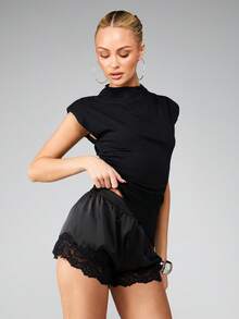 MISSGUIDED Pantalones cortos de satén con dobladillo de encaje para comodidad en el dormitorio - Negro - Ver 1