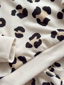 SHEIN 2pcs Young Girls Infant Kids Fashion Casual Chic Cool Beige Khaki All Over Black Leopard Cheetah Animal Print Pattern Long Sleeve Hooded Sweatshirt Hoodie Pullover Tops And Elastic Waist Sweatpants Joggers Pants Two Pieces Outfit Sets Tracksuit Thick Soft Clothes For Daily Wear School Streetwear Fall Autumn Winter - Multicolor - View 3