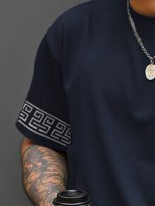 Manfinity Roughcore 加大码男士时尚黑桃A字母印花短袖T恤，休闲百搭，简约百搭，送给男友或家人的绝佳礼物 - 彩色 - 查看 5