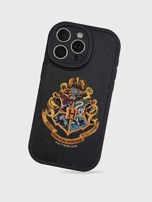 HARRY POTTER X SHEIN 魔法学院徽章印花手机壳，黑色仿皮纹理保护套——精致徽章，时尚防震，奇幻爱好者的理想之选。兼容 13/11/16 Pro Max 及更多机型，这款时尚手机壳采用优质仿皮材质，饰以生动的魔法徽章，兼具复古魅力与耐用保护。为您的手机增添奇幻魔法气息，有效抵御日常磕碰刮擦——是喜爱时尚奇幻主题配饰人士的理想之选。 - 黑色 - 查看 4