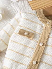 SHEIN Vintaside Kids 2件套女婴秋冬时尚休闲可爱长袖条纹假口袋针织开衫和针织裤套装 - 卡其色 - 查看 8