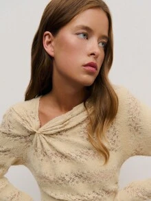 Nöista Esta blusa beige presenta un diseño de punto abierto suave y texturizado con un detalle de giro dramático en el escote. La silueta ajustada y el suave estiramiento favorecen la figura, perfecta para capas de invierno, looks casuales elegantes o suaves atuendos festivos. - Caqui - Ver 4
