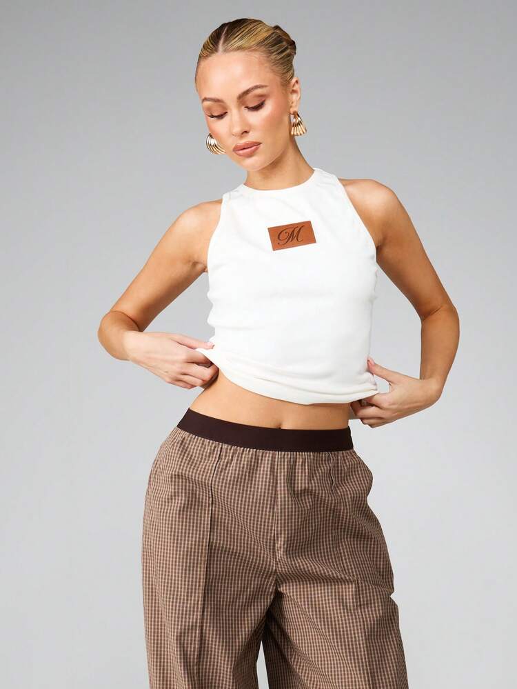 MISSGUIDED Prążkowany top z dzianiny z brązowym logo, idealny do noszenia na co dzień, jako swobodny strój do wypoczynku i komfort na co dzień