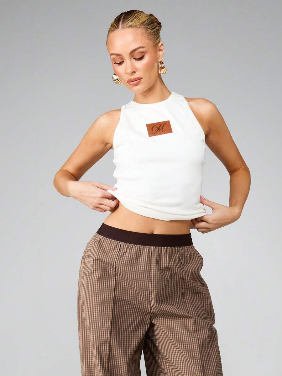 MISSGUIDED 罗纹针织背心,饰有棕色logo贴片,适合休闲居家穿着和日常穿着,舒适百搭。 - 白色 - 查看 1