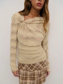 Nöista Esta blusa beige presenta un diseño de punto abierto suave y texturizado con un detalle de giro dramático en el escote. La silueta ajustada y el suave estiramiento favorecen la figura, perfecta para capas de invierno, looks casuales elegantes o suaves atuendos festivos. - Caqui - Ver 3